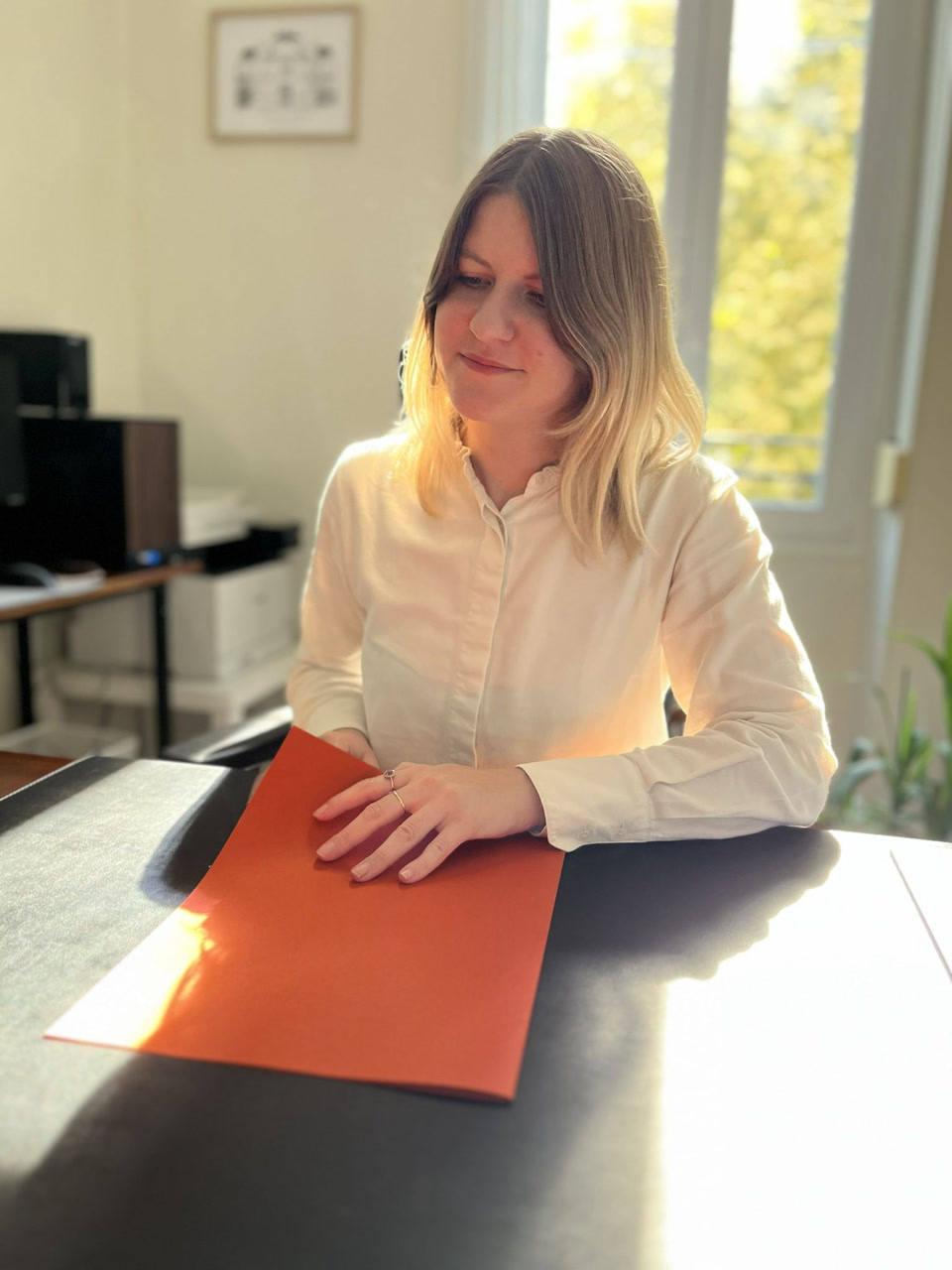 Maître Bérénice Garnier à son bureau, au cabinet de l'avenue des Vosges à Strasbourg
